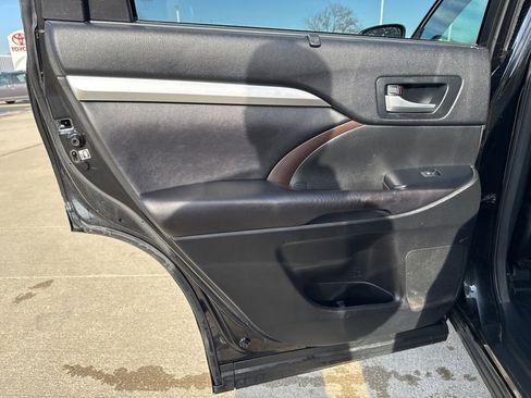 Used 2016 Toyota Highlander XLE image 18