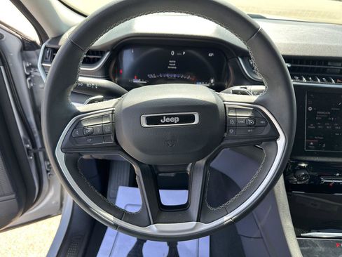Used 2023 Jeep Grand Cherokee Laredo AWD/4WD image 22