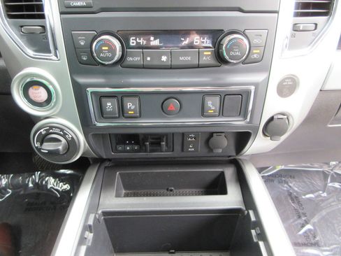 Used 2017 Nissan Titan PRO-4X AWD/4WD image 41
