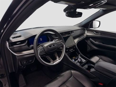 Used 2024 Jeep Grand Cherokee Limited image 9