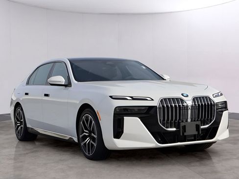 Used 2025 BMW 740i xDrive w/ Premium Package AWD/4WD image 3