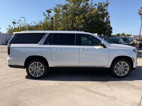 Used 2025 Cadillac Escalade ESV Premium Luxury AWD/4WD image 6