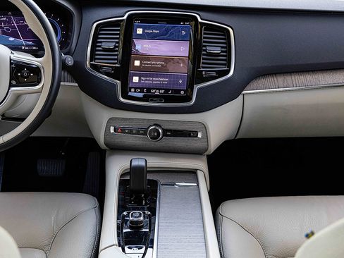 Used 2024 Volvo XC90 B5 Plus image 11