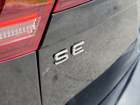 Used 2023 Volkswagen Tiguan SE w/ Panoramic Sunroof Package FWD image 5