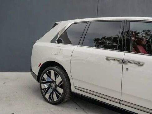 Used 2025 Rolls-Royce Cullinan image 32