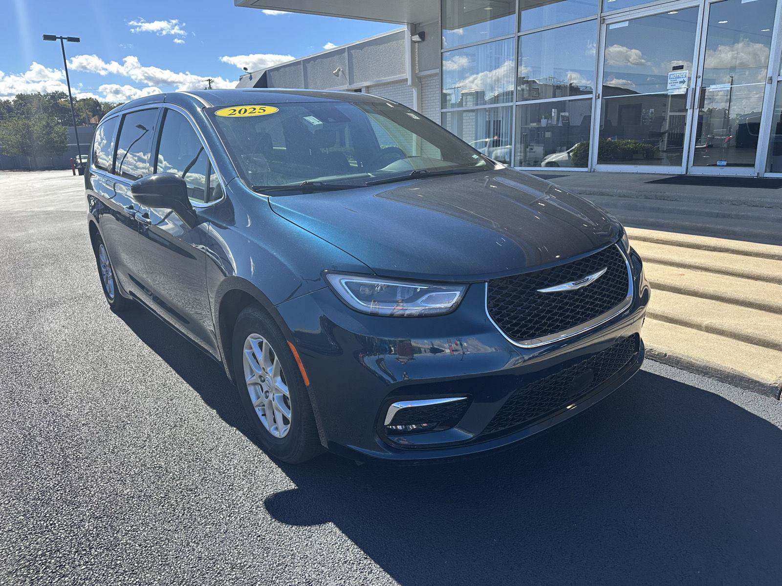 Used 2025 Chrysler Pacifica Select FWD image 3