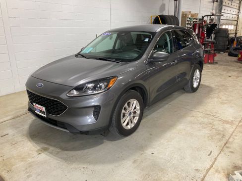 Used 2022 Ford Escape SE image 1