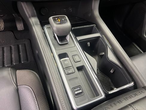 Used 2025 Nissan Pathfinder SL FWD image 28