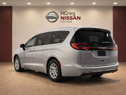 Used 2024 Chrysler Pacifica Touring-L FWD image 2