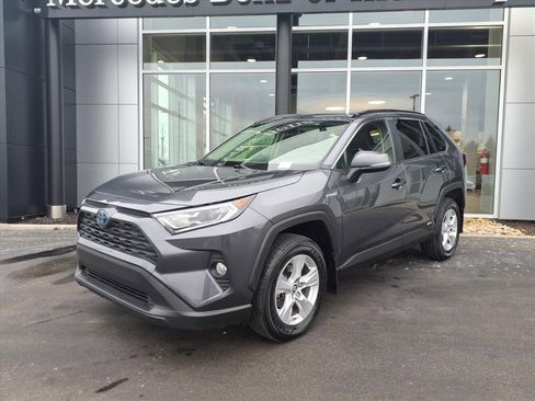 Used 2019 Toyota RAV4 XLE image 2