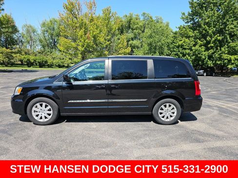 Used 2014 Chrysler Town & Country Touring FWD image 1