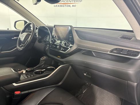 Used 2025 Toyota Highlander XLE AWD/4WD image 38