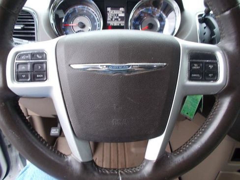 Used 2016 Chrysler Town & Country Touring image 31