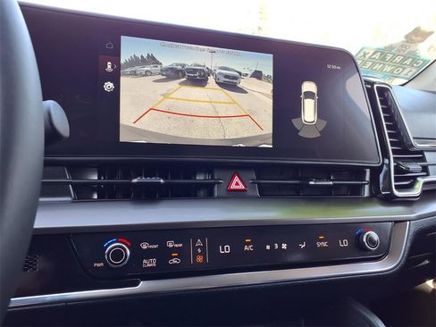 Used 2025 Kia Sportage EX image 18