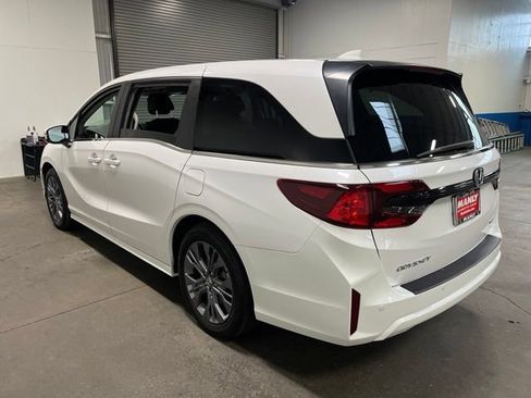 Used 2025 Honda Odyssey Touring image 5