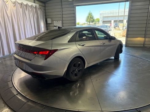 Used 2022 Hyundai Elantra SEL FWD image 5
