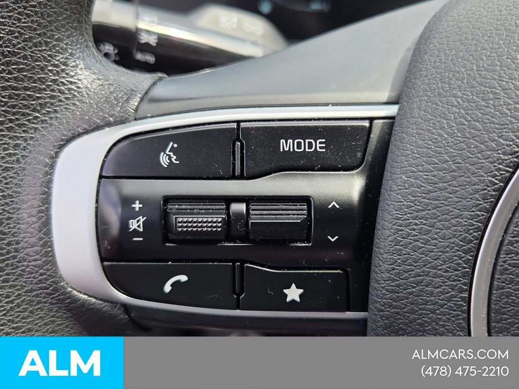 Used 2025 Kia Sportage LX FWD image 23
