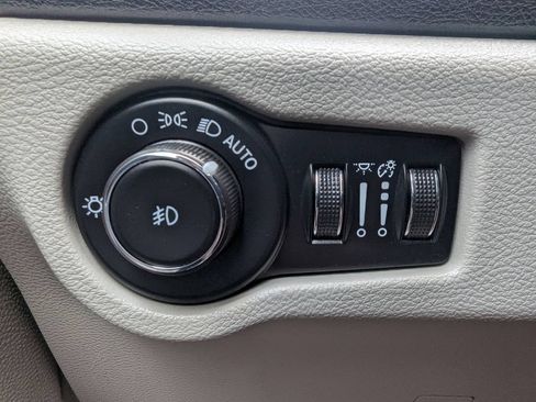 Used 2023 Chrysler Pacifica Touring-L FWD image 25