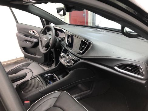 Used 2023 Chrysler Pacifica Limited w/ S Appearance Package image 12