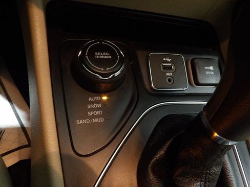 Used 2019 Jeep Cherokee Latitude w/ Cold Weather Group AWD/4WD image 16