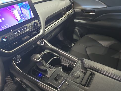 Used 2024 Toyota Grand Highlander AWD image 25