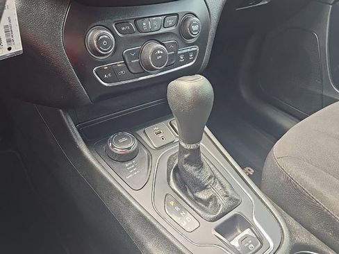 Used 2019 Jeep Cherokee Latitude w/ Popular Appearance Group AWD/4WD image 27