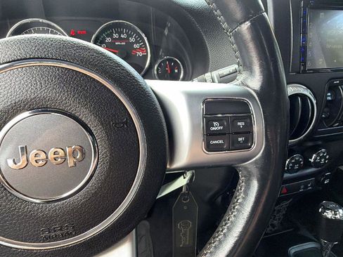 Used 2015 Jeep Wrangler Unlimited Rubicon AWD/4WD image 23