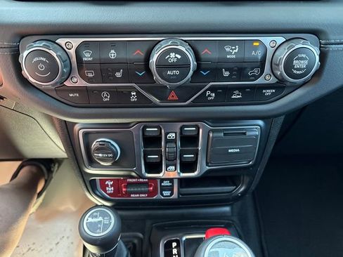 Used 2024 Jeep Wrangler Unlimited Rubicon AWD/4WD image 16