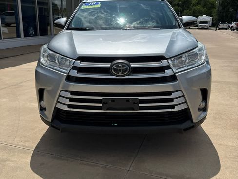 Used 2019 Toyota Highlander XLE image 3