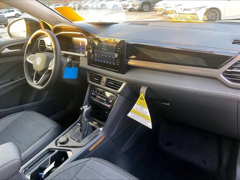 New 2026 Volkswagen Taos SE image 10