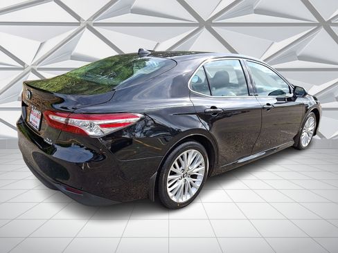 Used 2020 Toyota Camry XLE FWD image 11