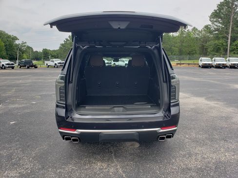 Used 2026 Chevrolet Suburban High Country RWD image 9
