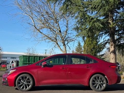 Used 2023 Toyota Corolla SE image 2