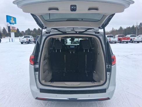 Used 2024 Chrysler Pacifica Touring-L image 13