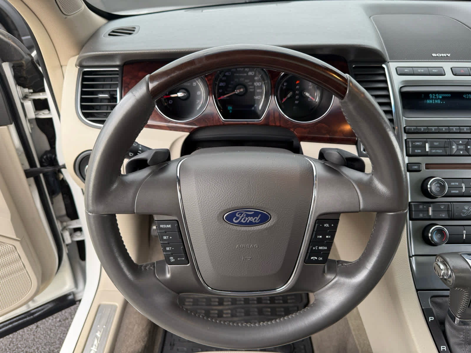 Used 2010 Ford Taurus Limited FWD image 2