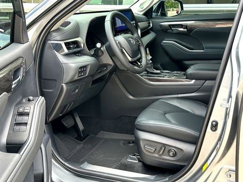 New 2026 Toyota Highlander Limited AWD/4WD image 10