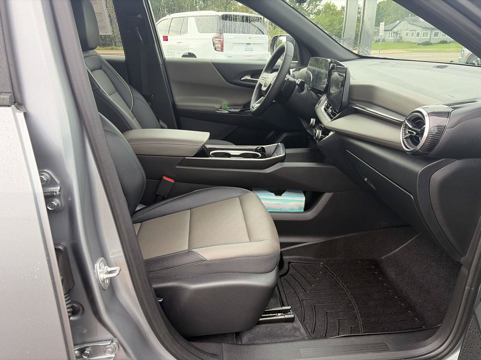 Used 2025 Chevrolet Equinox LT w/ Convenience Package II FWD image 15