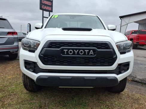 Used 2019 Toyota Tacoma TRD Off-Road image 2