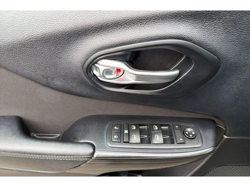 Used 2016 Jeep Cherokee Sport FWD image 13