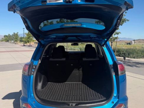 Used 2018 Toyota RAV4 XLE AWD/4WD image 9
