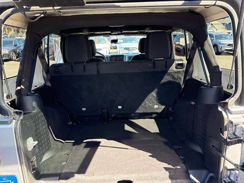 Used 2018 Jeep Wrangler Unlimited Sahara AWD/4WD image 30