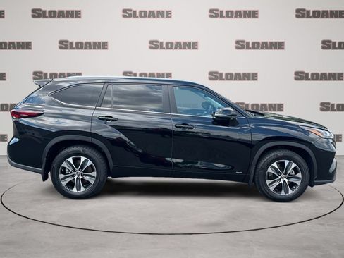 Used 2024 Toyota Highlander XLE AWD/4WD image 6