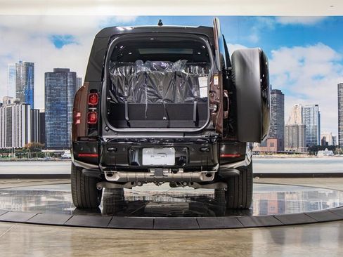 New 2025 Land Rover Defender 130 X-Dynamic SE image 12