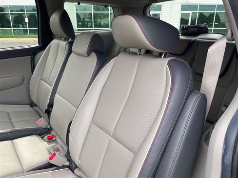 Used 2017 Kia Sedona LX w/ LX Essentials Premium Package FWD image 38