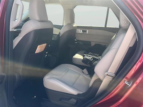 Used 2020 Ford Explorer Platinum w/ Premium Technology Package image 19