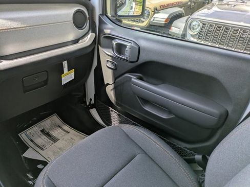 New 2025 Jeep Gladiator Sport image 15