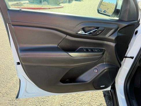 Used 2023 GMC Acadia SLT image 21