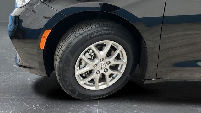 Used 2024 Chrysler Pacifica Touring-L FWD image 36