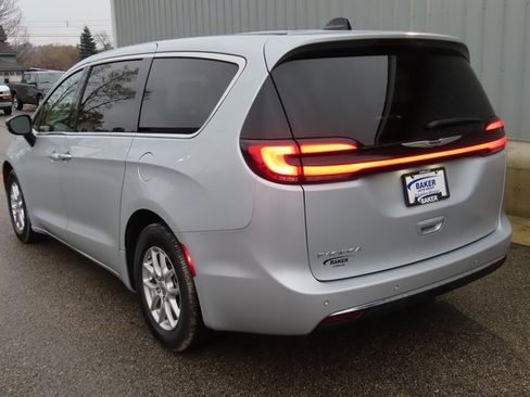 Used 2024 Chrysler Pacifica Touring-L image 12