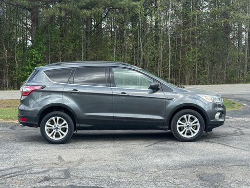 Used 2017 Ford Escape SE w/ Equipment Group 201A image 3